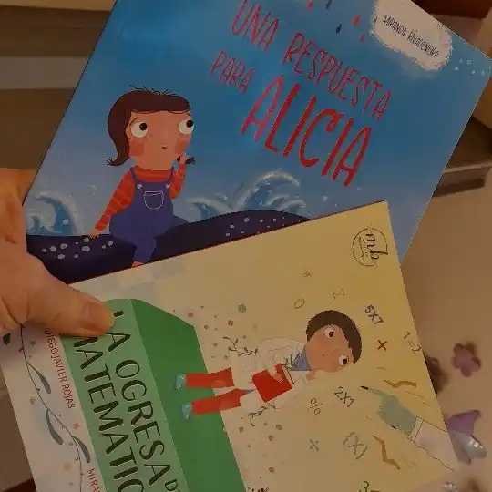 Dos obras que entregó Diego Javier Rojas en la Biblioteca Cacuri