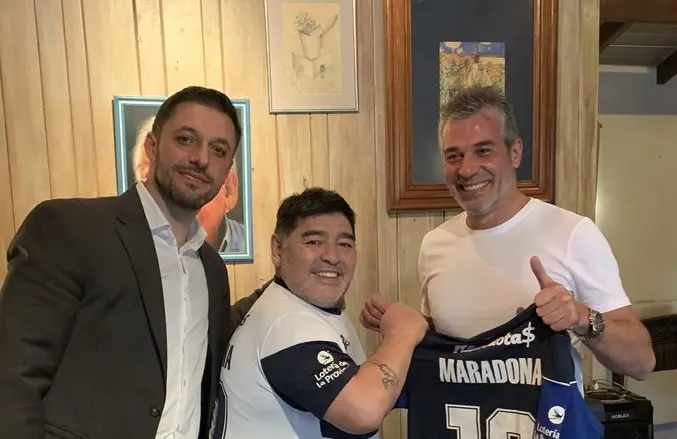 Maradona firmó como técnico de Gimnasia