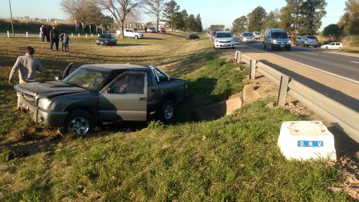 Quiso «evitar» chocar un auto y al desviarse hacia la banquina cayó en una alcantarilla