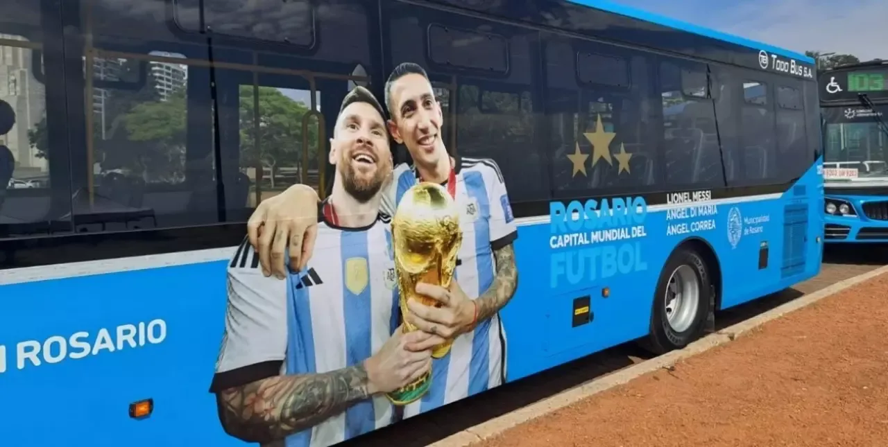 Se presentaron colectivos ploteados con Messi y Di María en Rosario