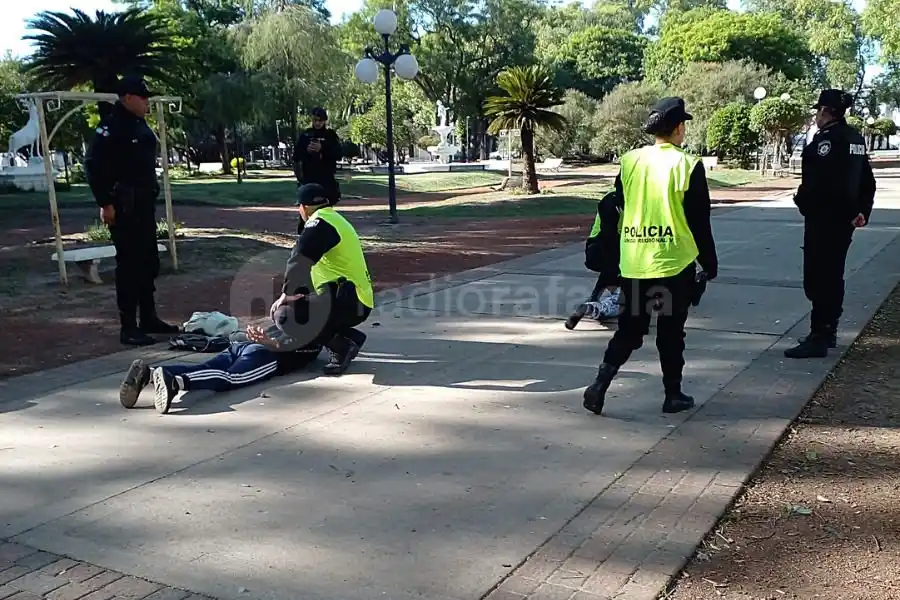 Detuvieron a dos lavacoches por estar peleando y molestando a vecinos