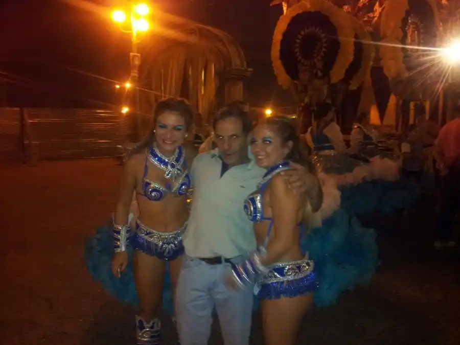 pemstrongYasmín, junto a su hermana y su papá previo a salir a desfilar con Kamarr años atrás/strong/em/p