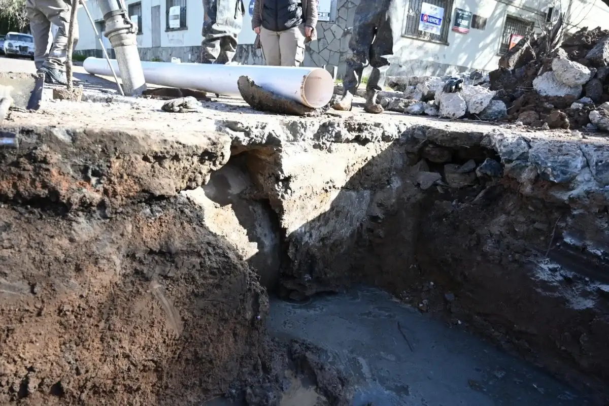 Un caño roto obligó a romper varios metros de asfalto para solucionar los malos olores en una esquina de Primera Junta