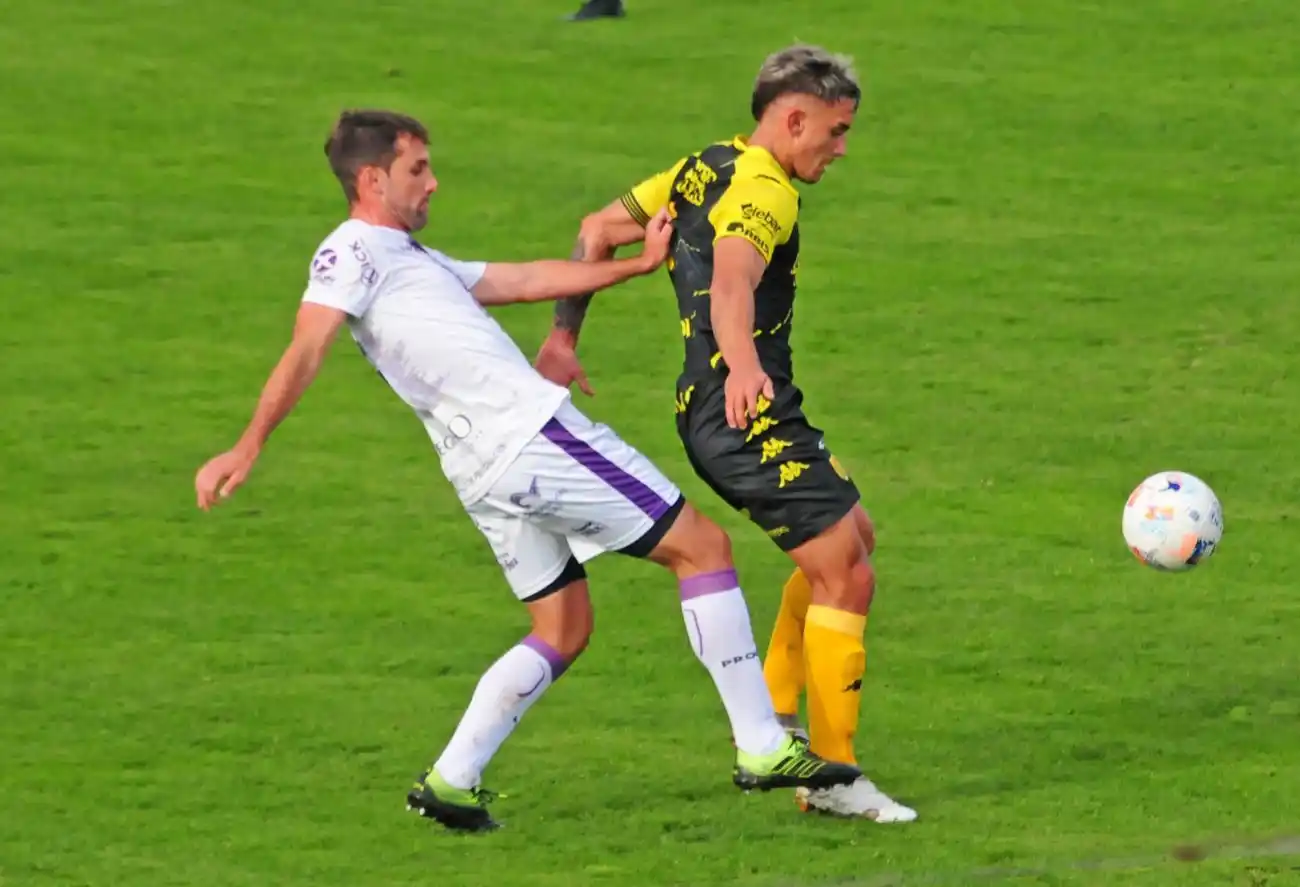 Beltrán, el "9" guerrero que asoma en Santamarina