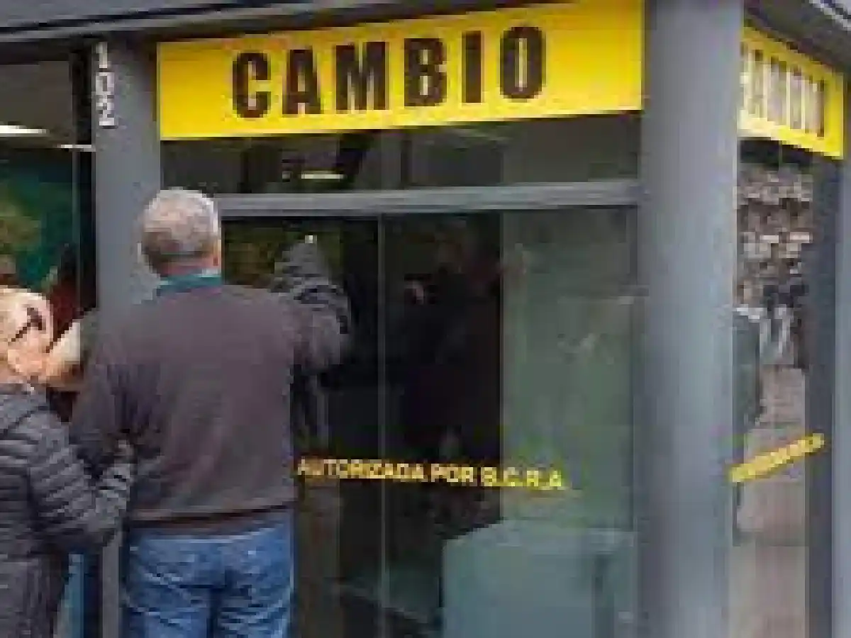 Fuerte caída del dólar "blue", luego de dos jornadas consecutivas en suba