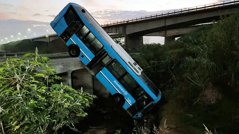 Colectivo chocó un guardarrail y quedó atascado en una zanja