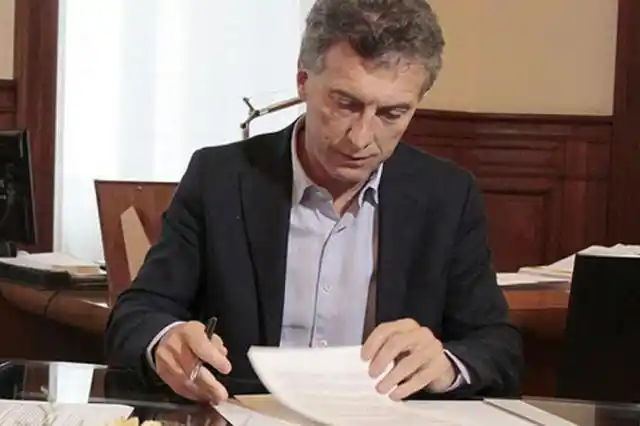 Bono de cinco mil pesos: Macri firmó el decreto y flexibiliza las condiciones para pagarlo 