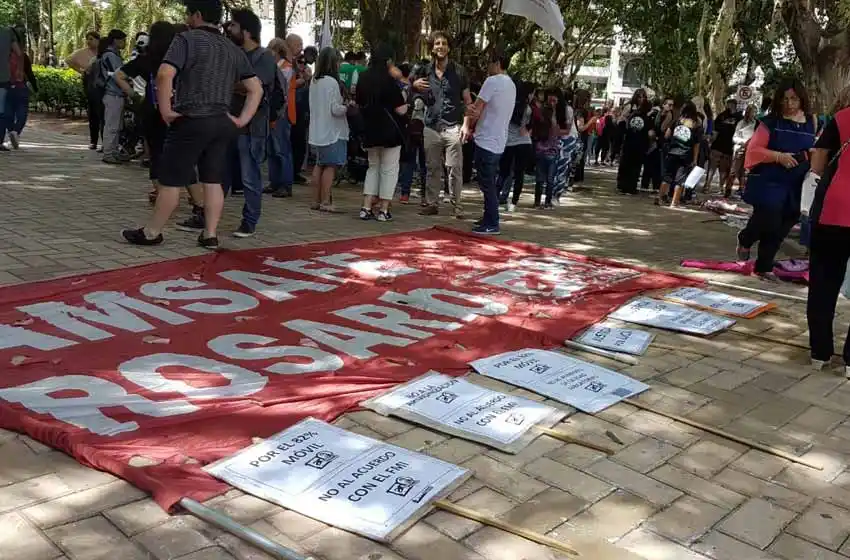 Docentes denuncian la pérdida del 14 por ciento del poder adquisitivo y piden aumento de emergencia para fin de año