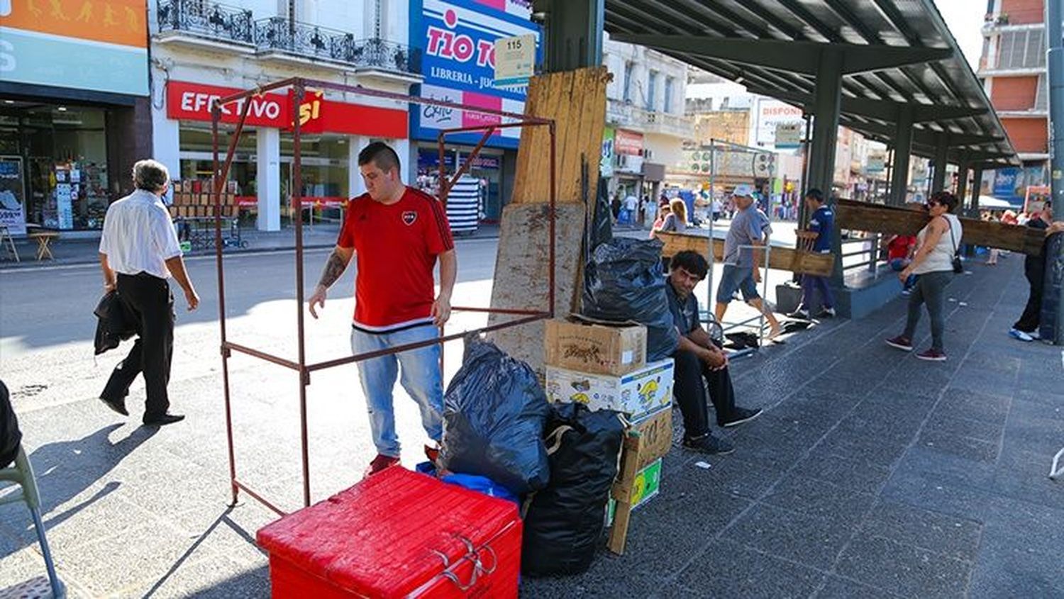 Rosario: algunos manteros siguen en plaza Sarmiento