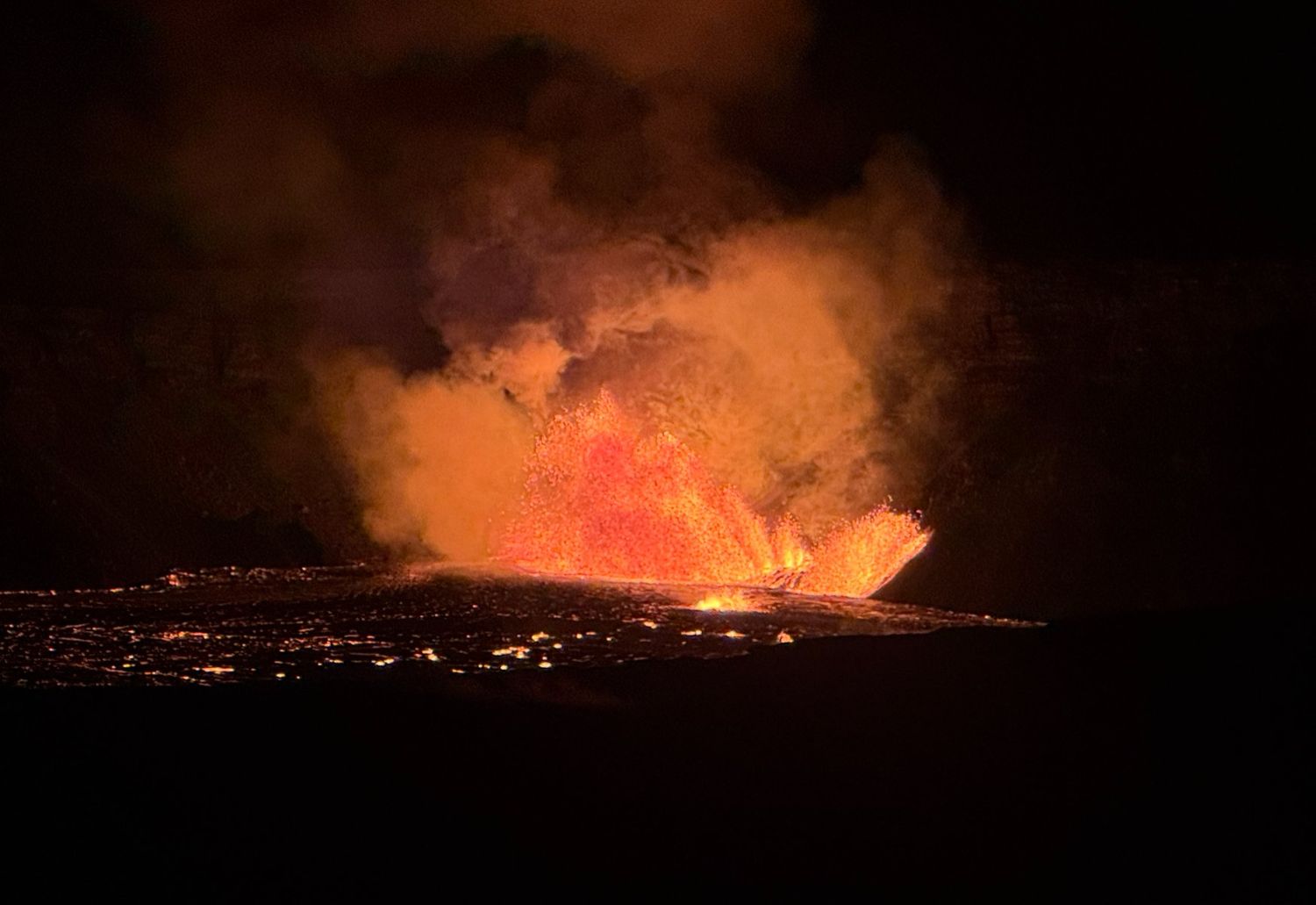 El volcán Kilauea entró en erupción en Hawaii con fuentes de lava de hasta 80 metros de altura