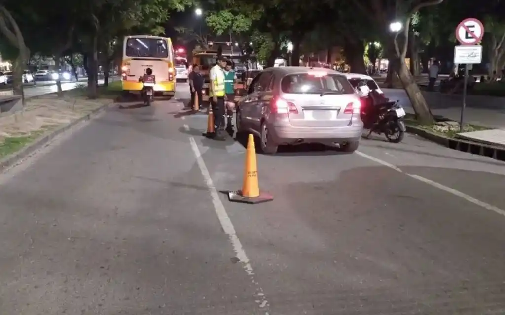 La inspectora resultó lesionada en uno de sus miembros inferiores.