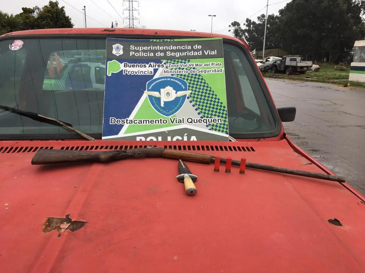 Una escopeta y municiones halladas en una camioneta