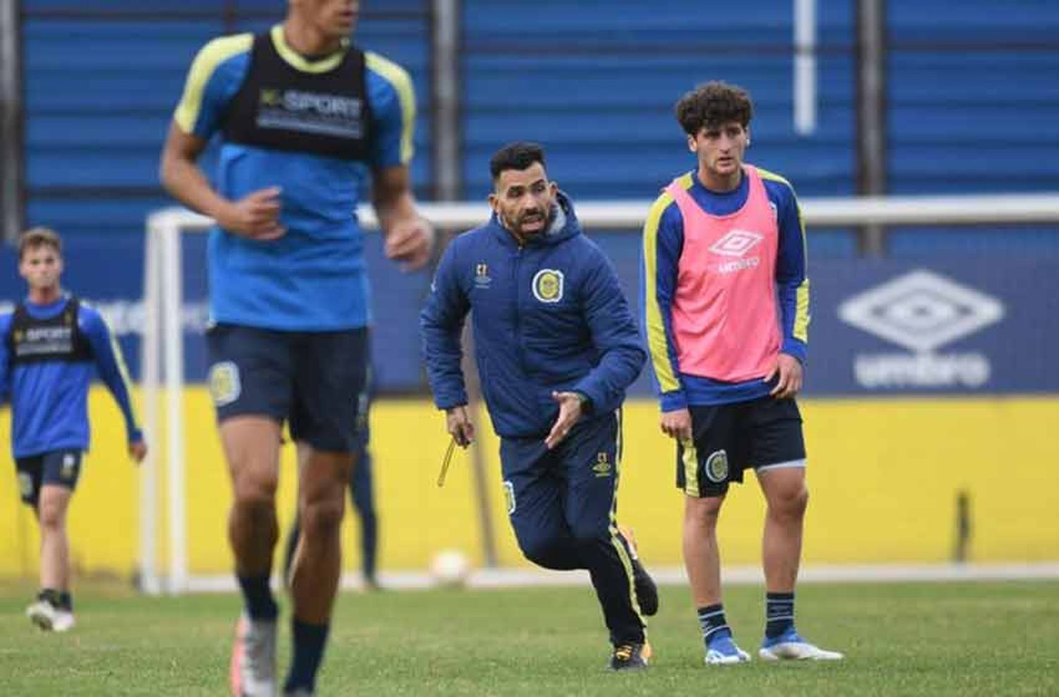 Nuevo ciclo en Arroyito: Tévez dirigió la primera práctica de Rosario Central