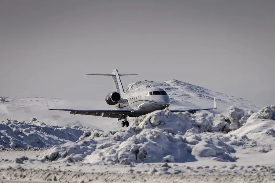 Un avión se dispone a aterrizar en el aeropuerto de Nuuk, Groenlandia, en una imagen de archivo. EFE