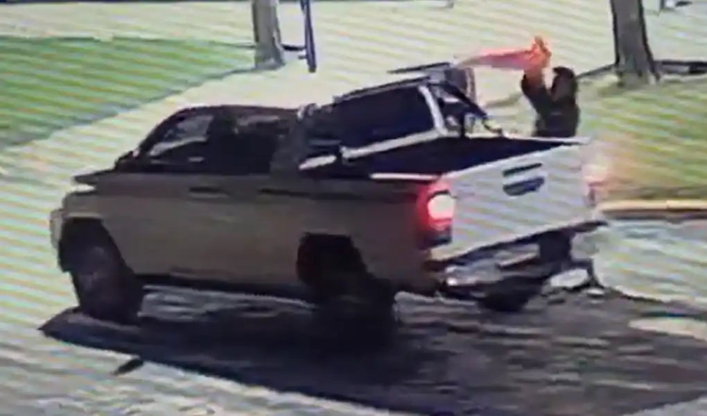 Los sujetos quedaron registrados por las cámaras de seguridad de la localidad.