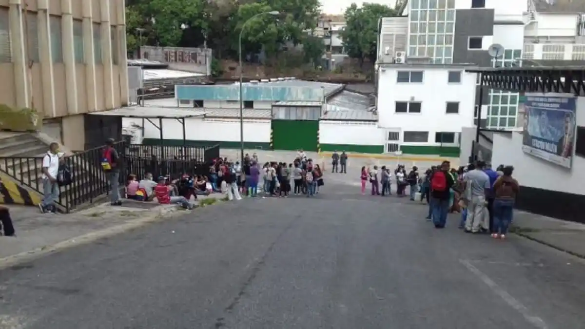 ¡CUIDADITOS Y A BUEN RESGUARDO! Pranes de 7 penales «pactaron» su traslado a la PNB en Caracas