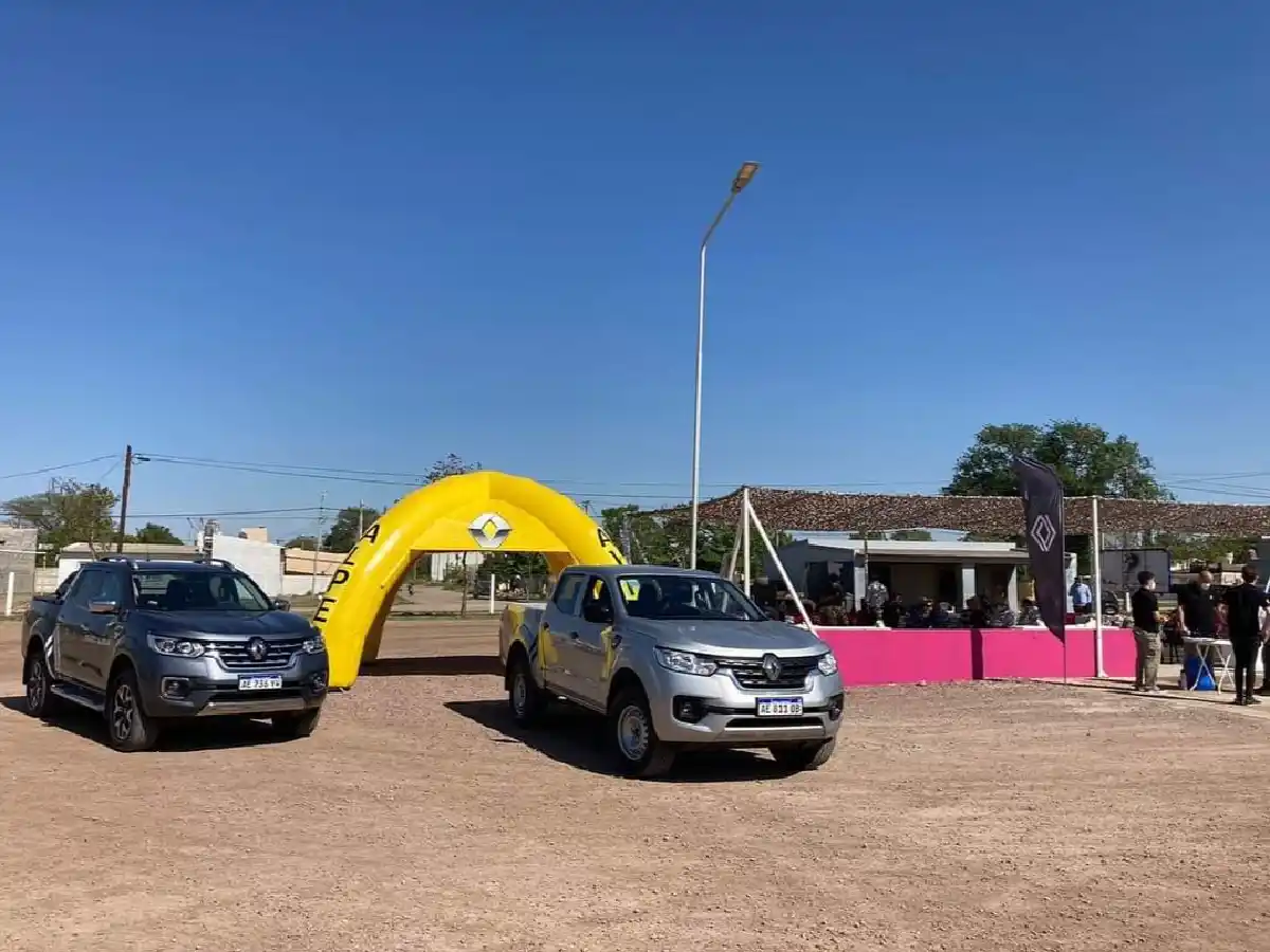 El Renault Alaskan Tour pasó por Alpes Automotores 