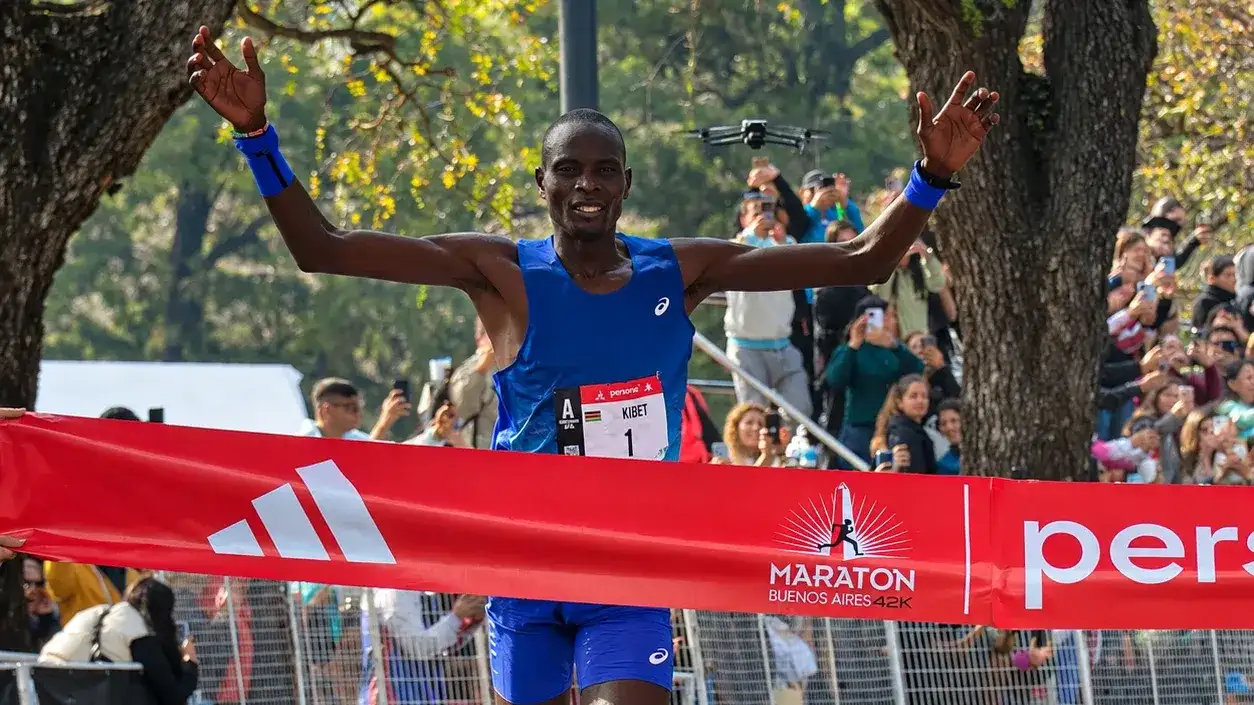 Un keniata se quedó con la Maratón de Buenos Aires y hubo récord en la rama femenina