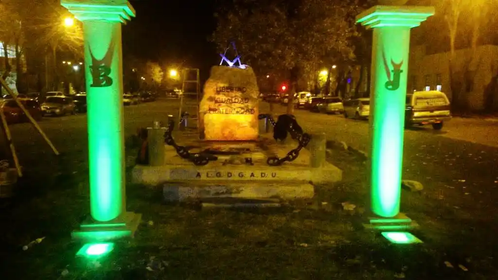 Iluminación con energía renovable para monumento