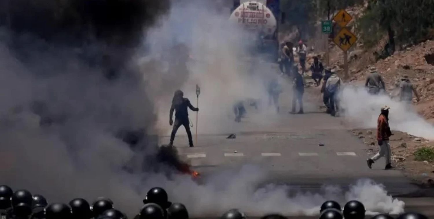 Policías tratan de despejar los bloqueos montados por seguidores de Evo Morales en la región de Cochabamba. Juan Karita/AP/DW