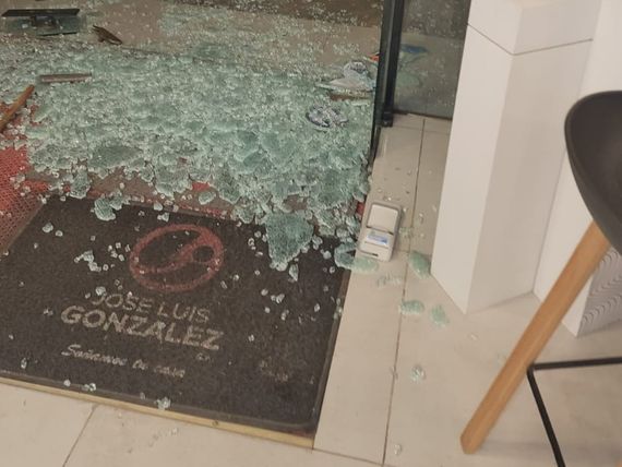 Dos delincuentes reventaron con una lima una puerta de blindex y robaron un corralón