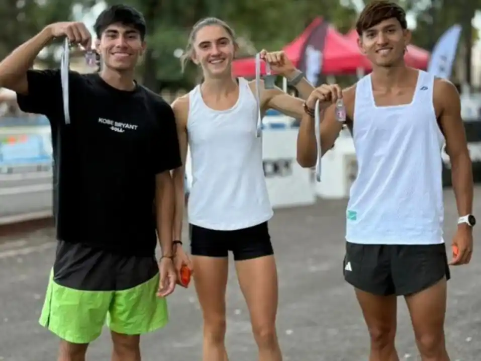 Brian López, Sofía Fregona y Benjamín Castillo Molina. Crédito: PRENSA AEFC RUNNEA