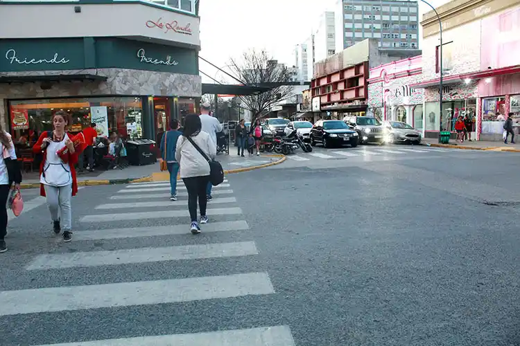 Motociclista atropelló a una mujer en el centro y se fugó