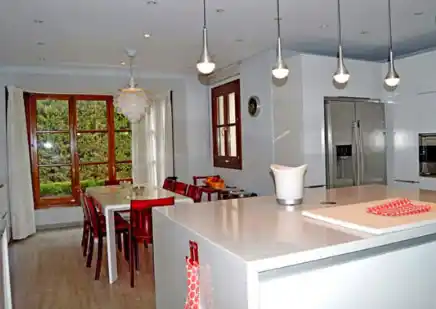 Esta es la cocina de la mansión del deportista