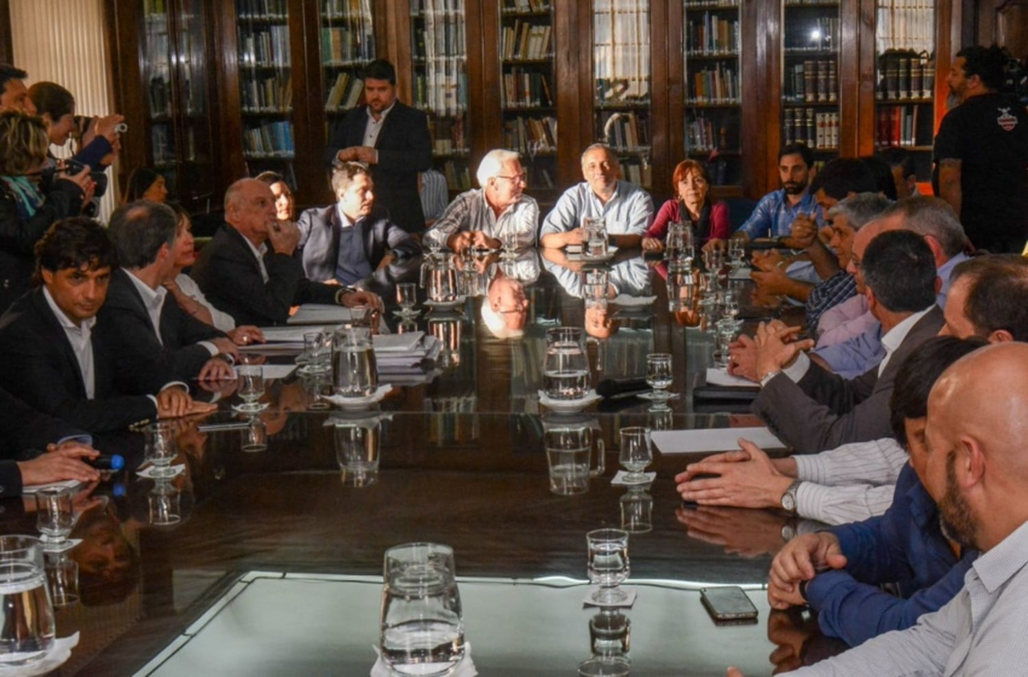 Estatales bonaerenses y el Gobierno acordaron un incremento del 30%