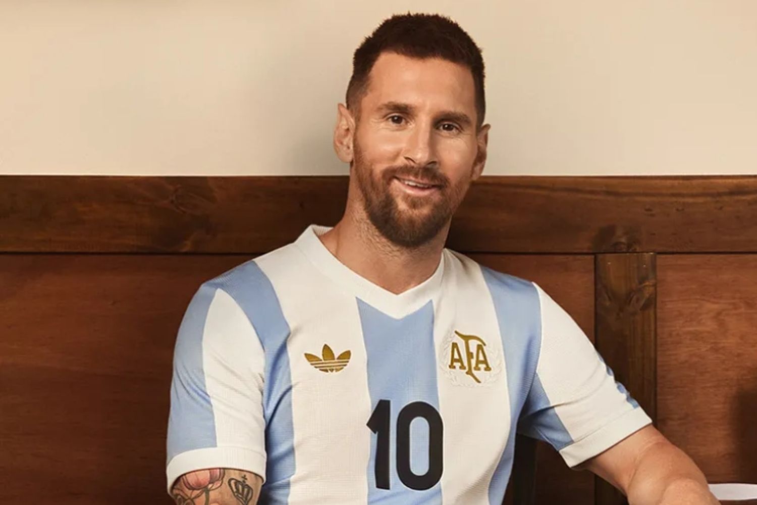 La Selección Argentina presentó una camiseta retro para jugar contra Perú