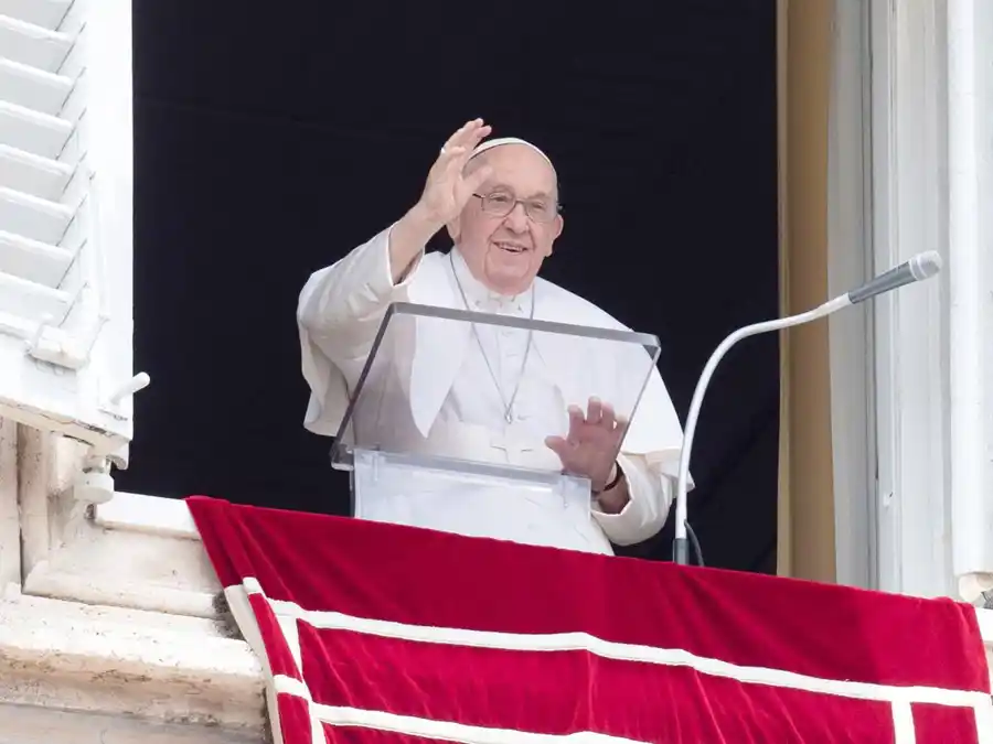 Ángelus de Francisco: “Jesús enseña el amor, quien ama vive,  quien odia muere”
