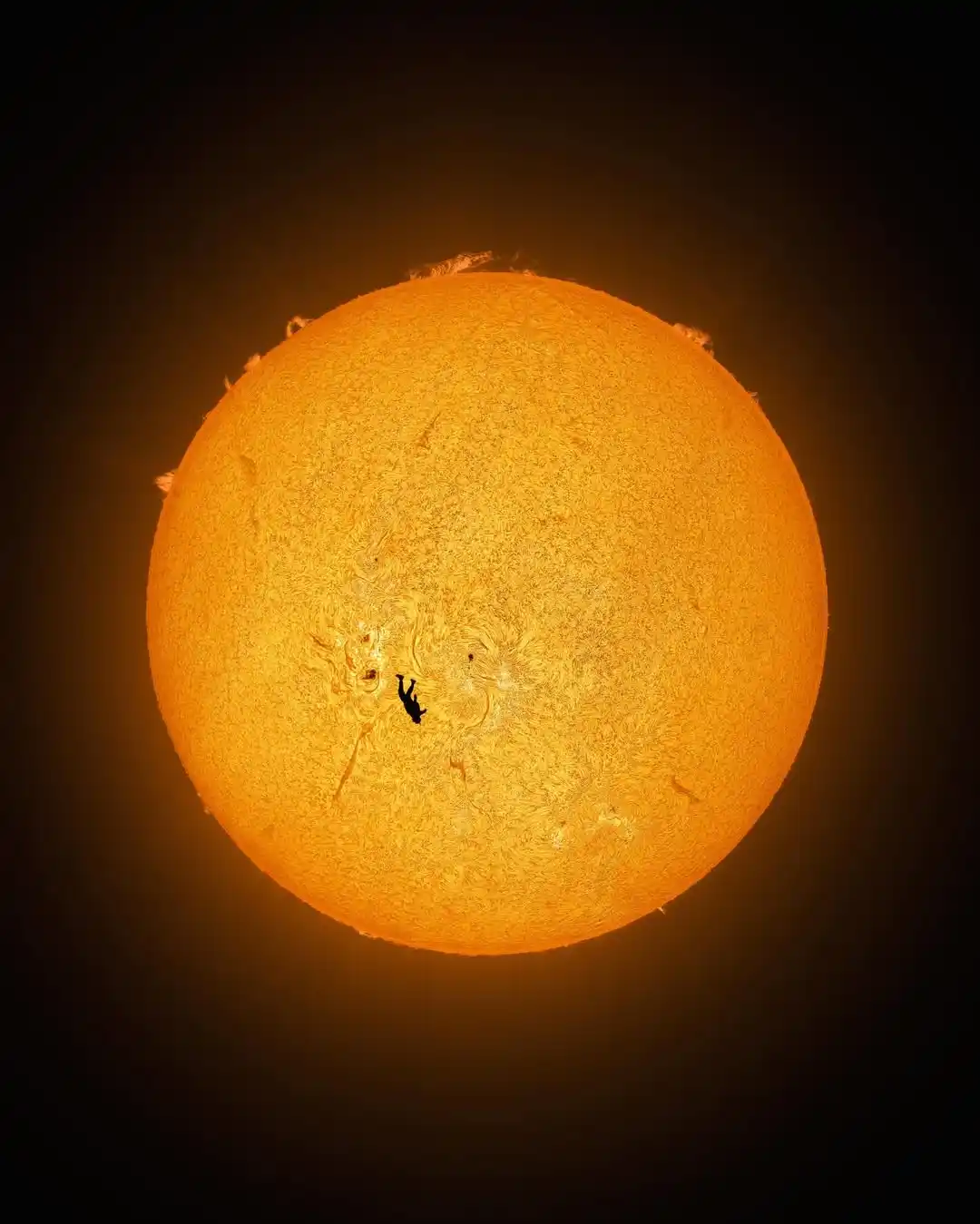 El salto imposible: la foto del paracaidista cruzando el sol que dio la vuelta al mundo - 2