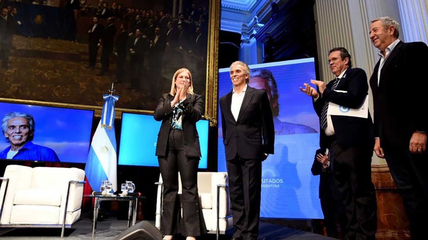 Jairo recibió la Mención de Honor «Juan Bautista Alberdi» por sus 50 años de trayectoria