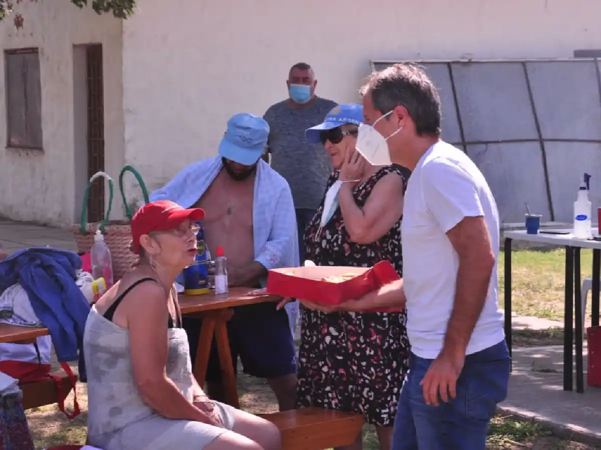 Bernarte compartió el desayuno con los adultos mayores de  la Escuela Municipal de Verano      