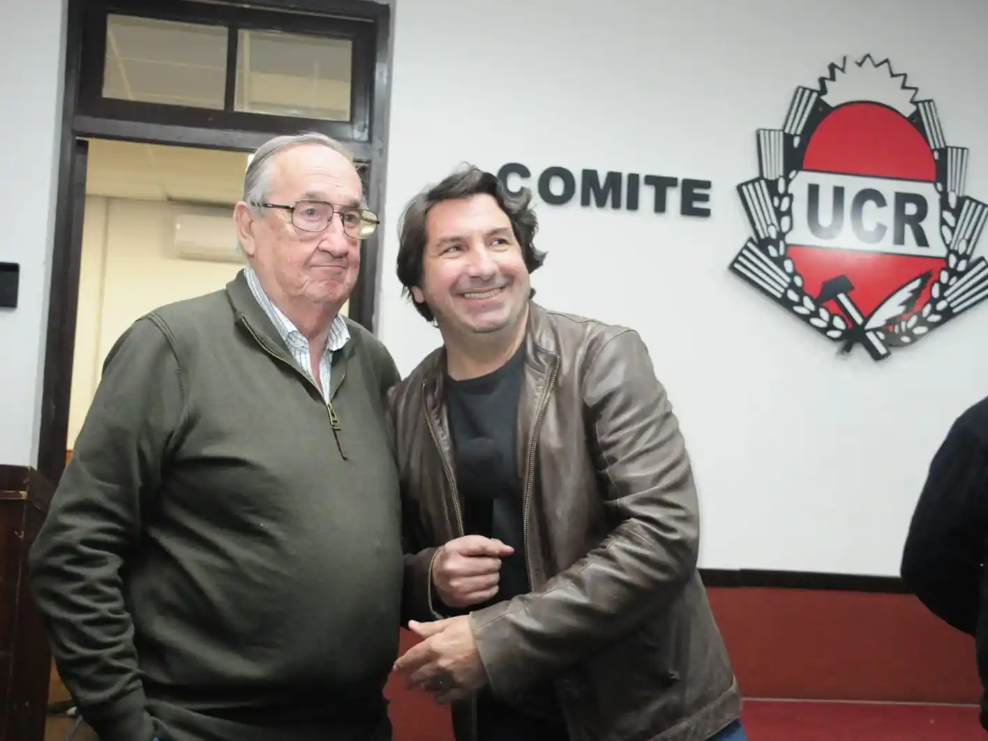 Lunghi y Salceda, hablando a los presentes en el Comité