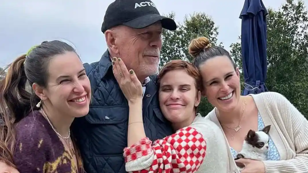 Willis junto a sus hijas.