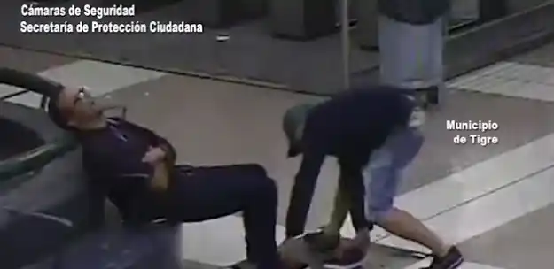 Video: Le robó las zapatillas a un hombre dormido y lo detuvieron por las cámaras de seguridad