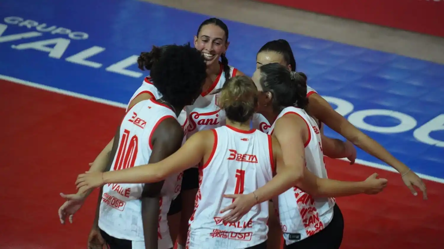 El equipo local va a paso firme en la élite del voley