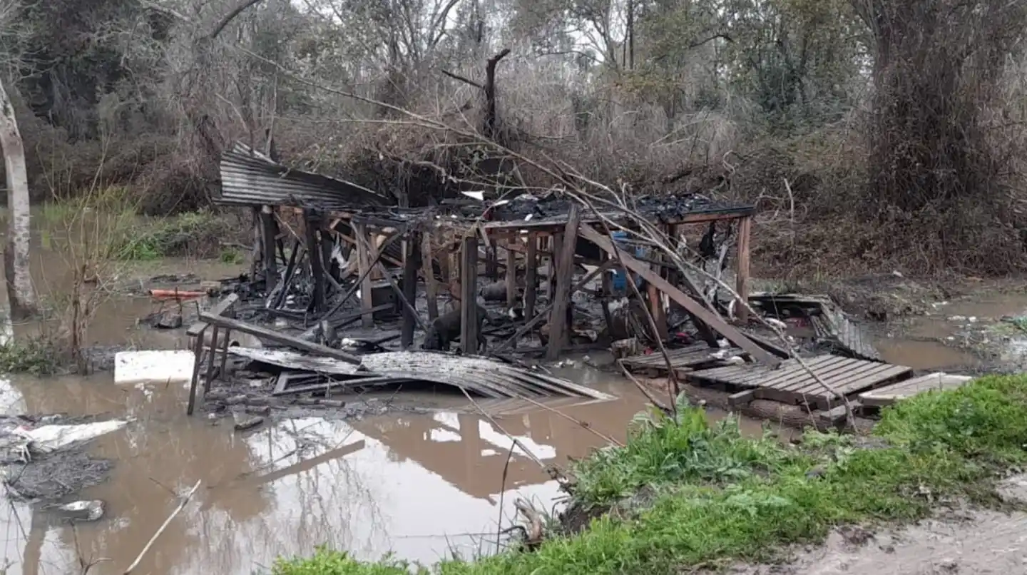 La casilla se incendió por completo. (Foto: X / @Hechosanderecho)