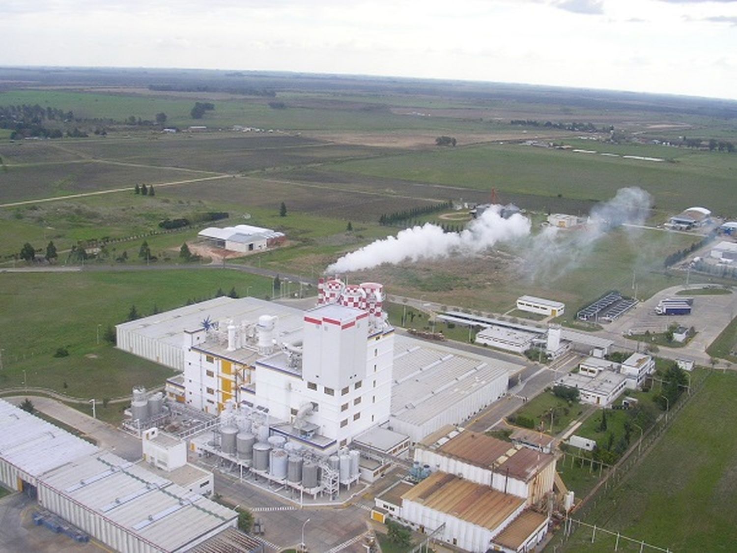 Un operario del Parque Industrial debió ser rescatado tras caer dentro de una tolva