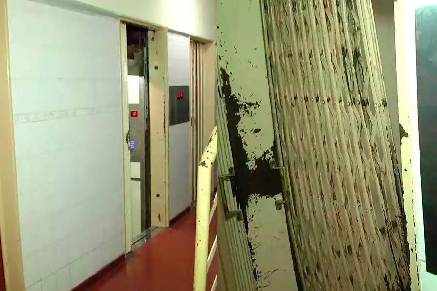 El fuerte impacto dejó a ambos ocupantes heridos.