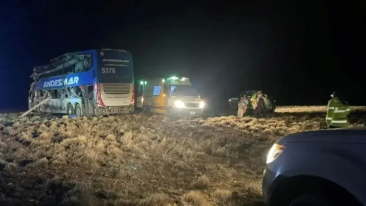 El impacto fue tan violento que el colectivo fue desplazado más de 500 metros fuera de la calzada
