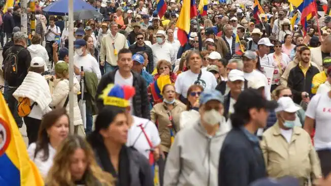 MILES DE COLOMBIANOS protestan contra nuevas medidas del gobierno de Petro