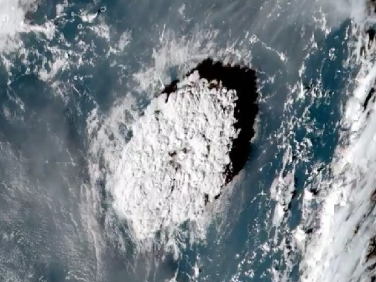 Alertas de tsunami en EEUU y Japón y evacuación en la costa de Chile por un volcán submarino