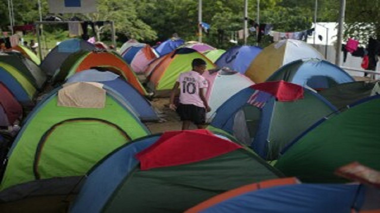 FUTURO INCIERTO: migrantes deportados a Panamá permanecen encerrados en un campamento en la jungla
