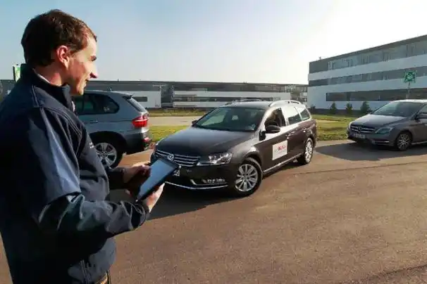 Una aplicación móvil que hace que los autos estacionen solos