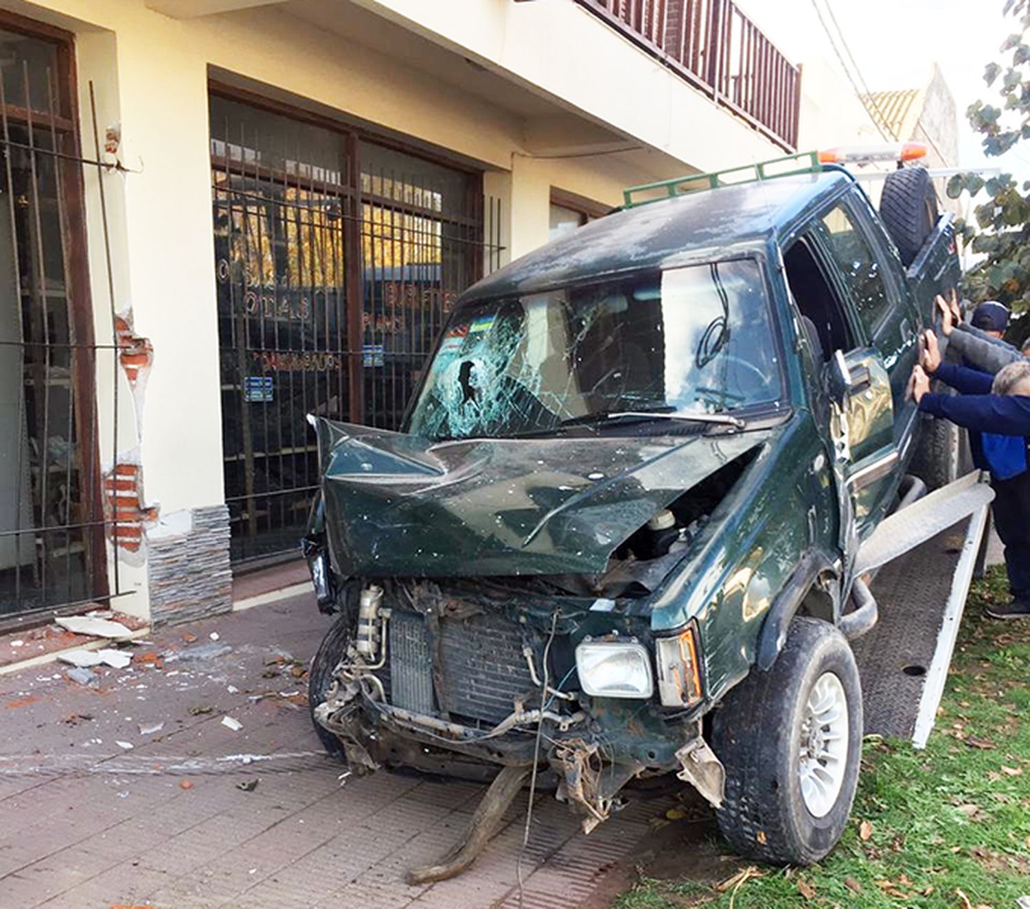 Chocó con su camioneta y dañó el frente de un negocio