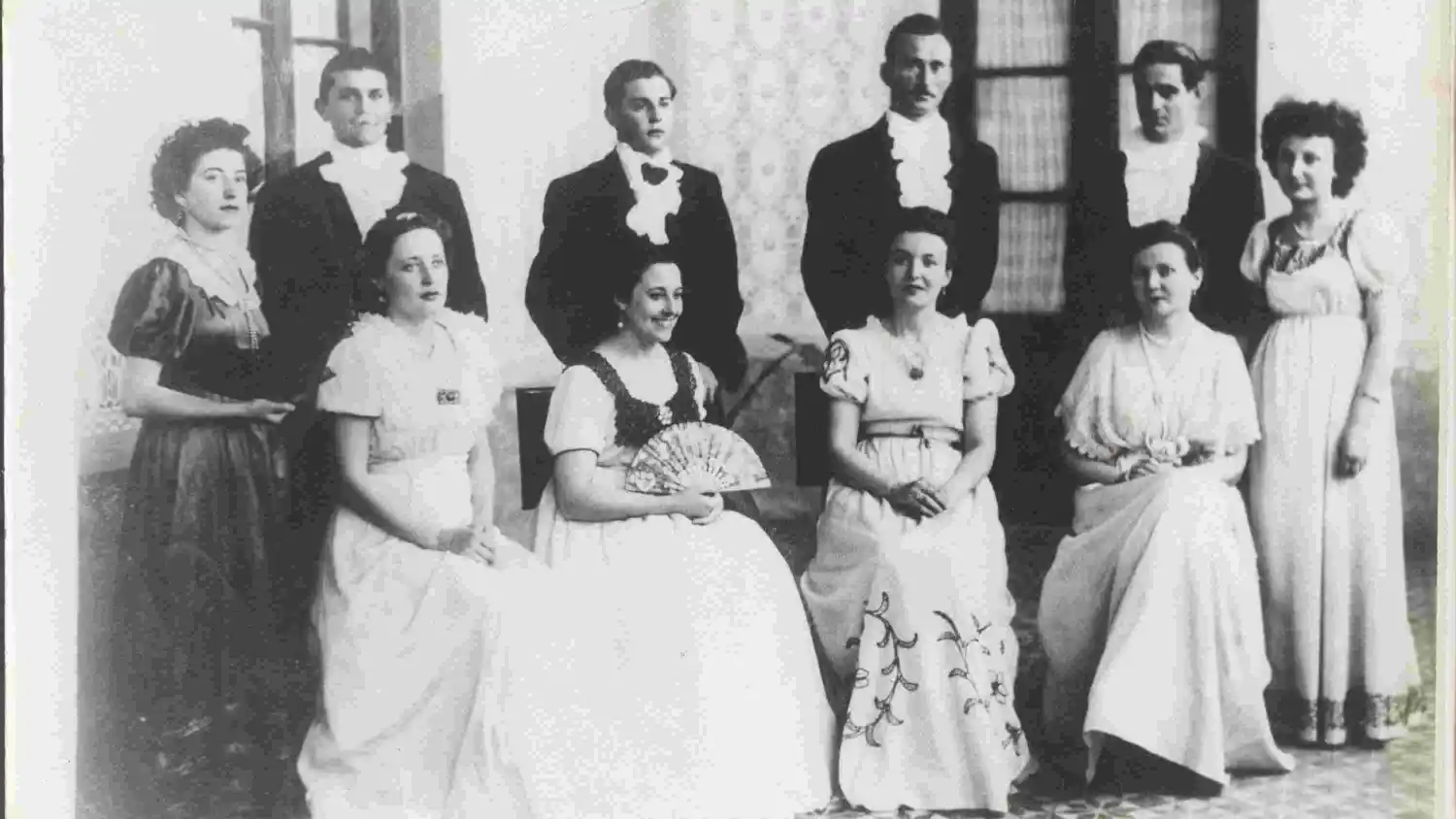 Parados Izq. Der.: Lucia Buabud, Americo Carubelli, Leoncio Baldo, Orlando Stradella, José Pagani y Ada Filippi. Sentados Izq. Der.: Magdalena Quaglino, Edelveis Chiabrando, Lelia Giaveno, María Quaglino.