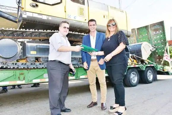 La municipalidad recibió  maquinaria gestionada  por Cresto en nación