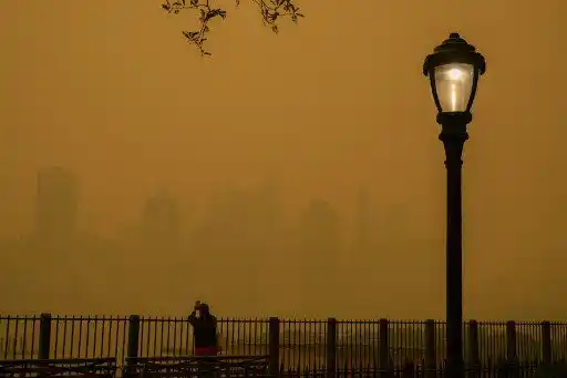 ¡AIRE INSALUBRE! Smog anaranjado de los incendios forestales de Canadá cubre Nueva York (+Video)